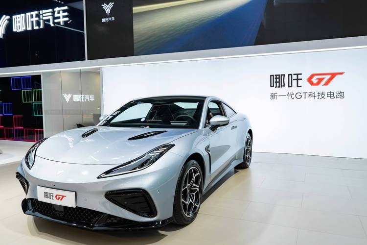 深圳224哪吒汽车在智能汽车领域的表现，领途汽车在新能源汽车市场中的影响力